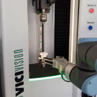 macchina ottica con automazione robot